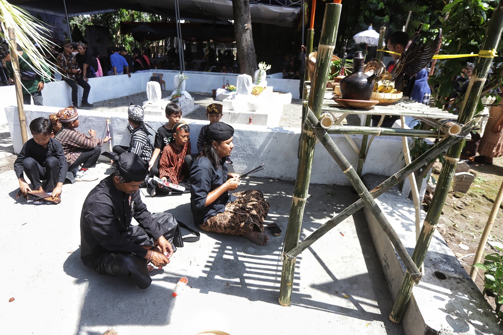 TRADISI: Masyarakat Kelurahan Blooto berdoa bersama di Makam Mbah Jimat dalam tradisi nyadran yang menjadi agenda tahunan yang digelar setiap bulan Ruwah.