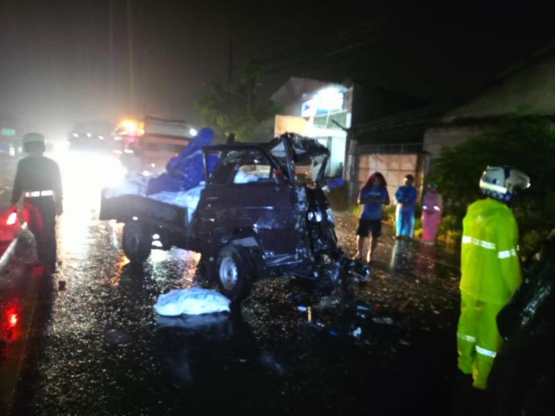 JADI KORBAN: Kondisi pikap yang mengalami adu banteng dengan pikap pelaku tabrak lari di Jalan Bypass Mojokerto, Kamis (6/3) malam.