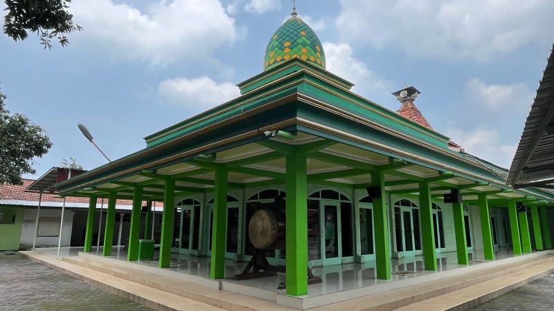 BERSEJARAH: Penjaga masjid menunjukkan soko guru Masjid Baiturrahman di Desa/Kecamatan Gedeg yang ditaksir berusia 208 tahun.
