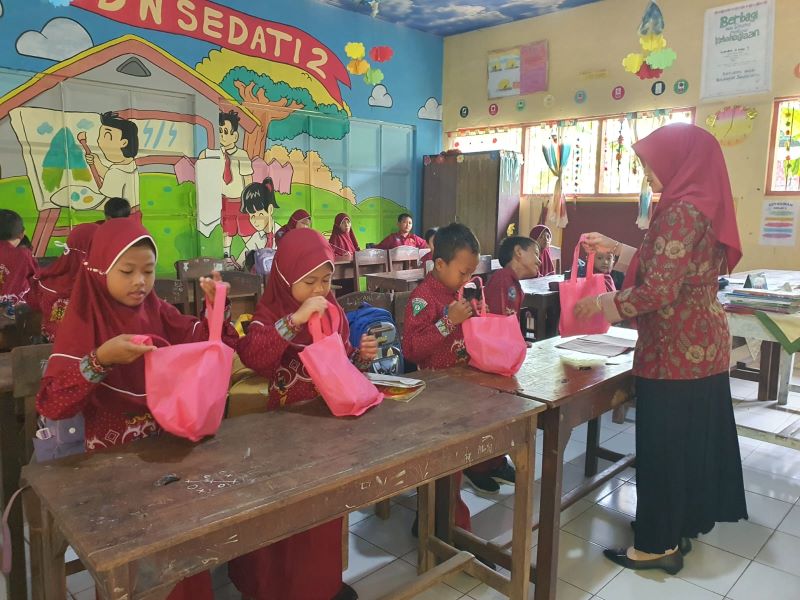 BERTAHAP: Program MBG di SDN Sedati 2, Kecamatan Ngoro, tetap berjalan selama bulan puasa. Makanan dibawa pulang oleh siswa seusai pulang sekolah, kemarin (7/3).&nbsp;