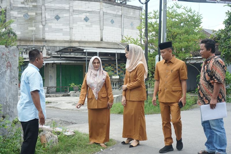 DISIDAK: Komisi I DPRD Kota Mojokerto saat melakukan inspeksi terkait aduan warga di Lingkungan Randegan, Kelurahan Kedundung, Kecamatan Magersari, terkait proyek TPS3R.