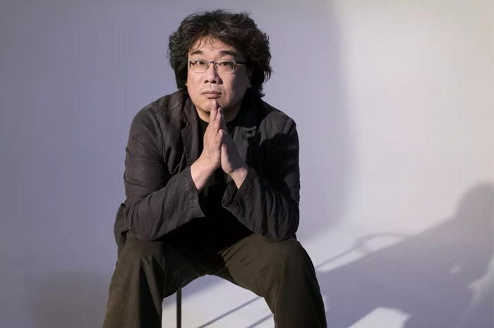 Sukses dengan Parasite, Bong Joon Ho Kembali ke Layar Lebar dengan Mickey 17 yang Menandai Debutnya di Hollywood. Sumber: Los Angeles Times