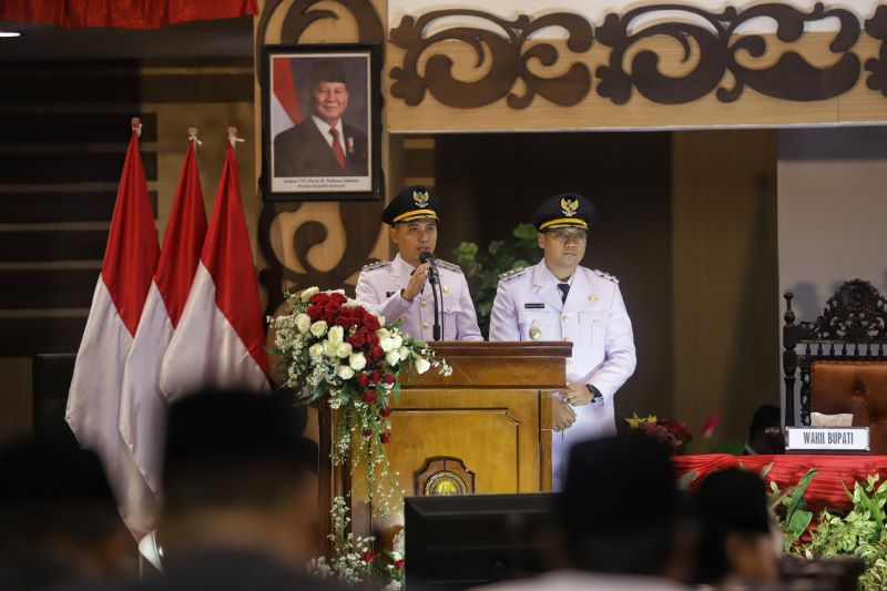 MENUJU INDONESIA EMAS: Bupati Mojokerto Muhammad Albarraa - Wakil Bupati Muhammad Rizal Octavian saat pidato perdananya saat Sertijab dalam rapat paripurna di gedung DPRD, Rabu (5/3).