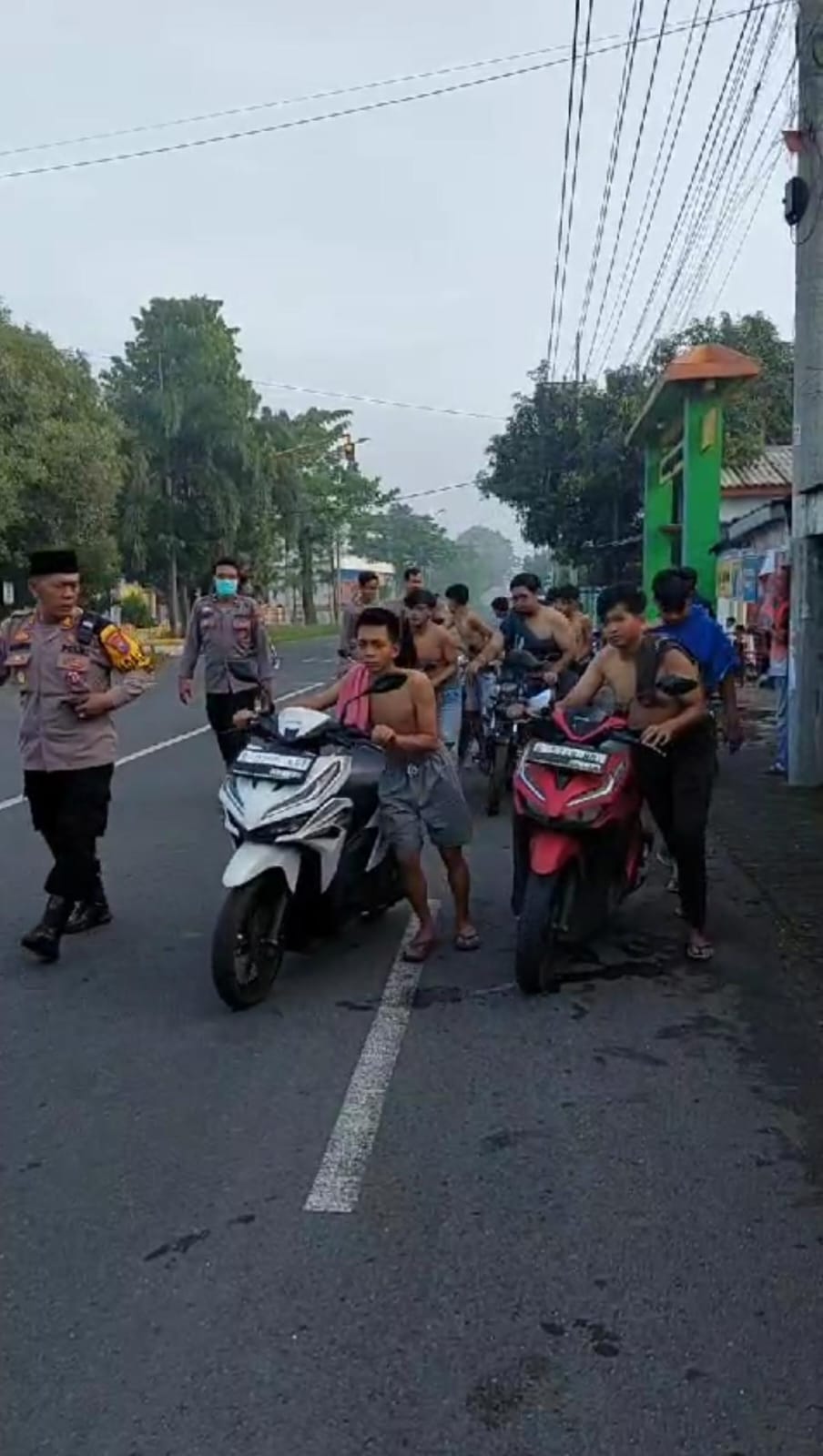TERJARING: Belasan remaja pelaku balap liar terjaring polisi saat beraksi di Jalan Raya Desa Tumapel, Kecamatan Dlanggu, Minggu (9/3) pagi.