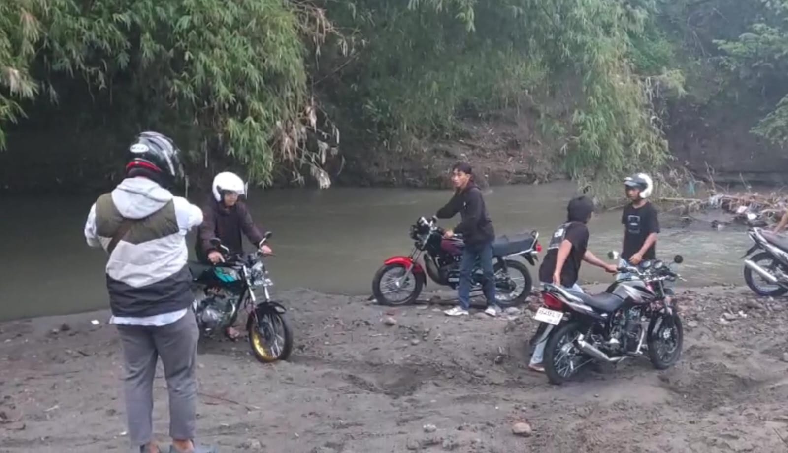 NEKAT: Lima joki balap liar di Jalan Raya Desa Tumapel, Kecmatan Dlanggu, kabur dari kejaran petugas dengan nekat nyemplung sungai, Minggu (9/3) pagi.