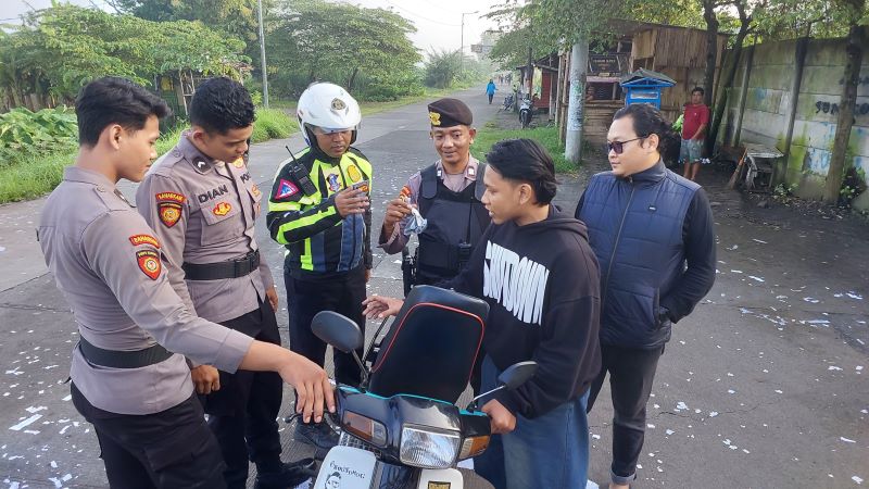 MERESAHKAN: Polisi menemukan bubuk petasan saat mendatangi lokasi pesta mercon usai sahur di Desa Pagerluyung, Kecamatan Gedeg, kemarin.