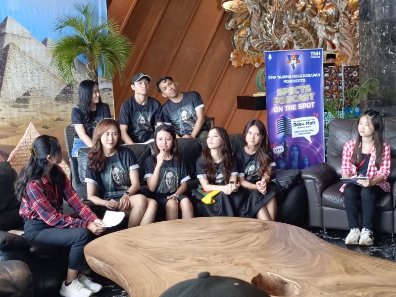 SAPA PENONTON: Aira Lubna dan sejumlah pemeran film Desa Mati saat acara Meet and Greet di Sunrise Mall Mojokerto, Sabtu (9/3).