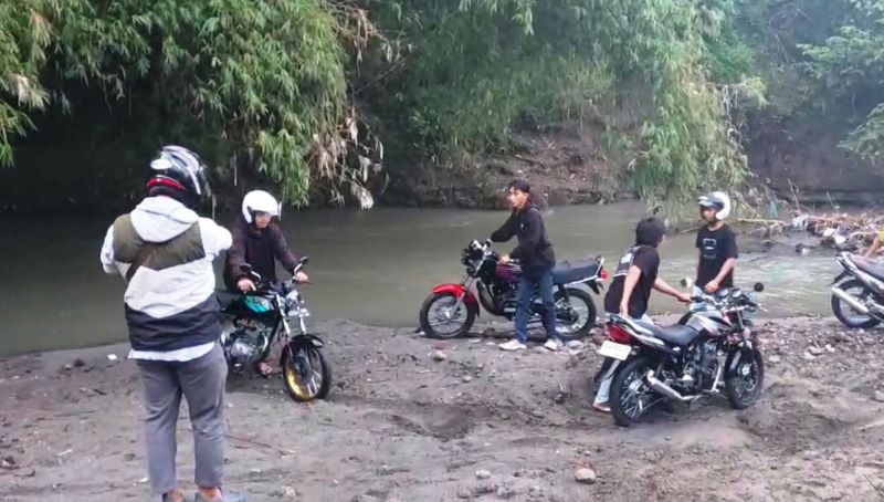NEKAT: Lima joki balap liar di Jalan Raya Desa Tumapel, Kecamatan Dlanggu, kabur dari kejaran petugas dengan nekat nyemplung sungai, Minggu (9/3) pagi.