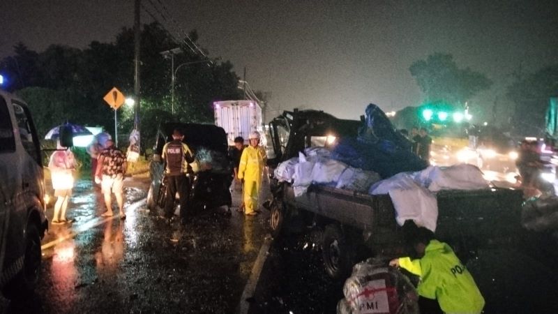 RINGSEK: Petugas kepolisian melakukan penanganan kecelakaan antara pikap Suzuki Carry Nopol F 8250 HS dan pikap Mitsubishi L 300 Nopol 8707 AI, Kamis (6/3).