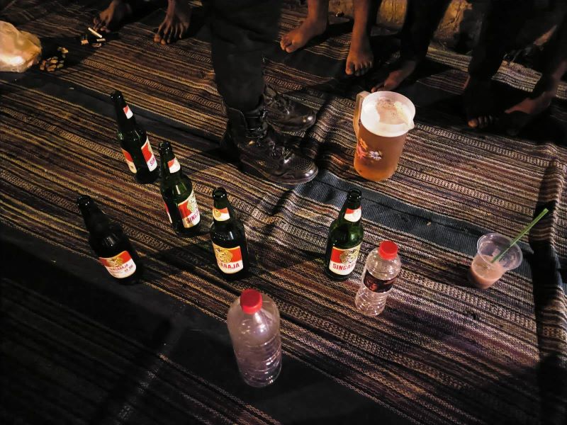 BARANG BUKTI: Sebanyak tujuh botol minuman beralkohol berbagai jenis disita petugas dari tangan pelaku saat menggelar pesta miras di kawasan GOR Gajah Mada Mojosari.