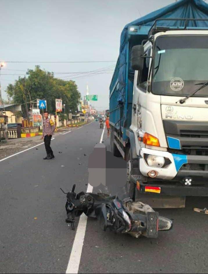 TELINDAS: Pemotor tewas setelah terlibat kecelakaan karambol di Jalan Raya Desa/Kecamatan Kemlagi, kemarin.