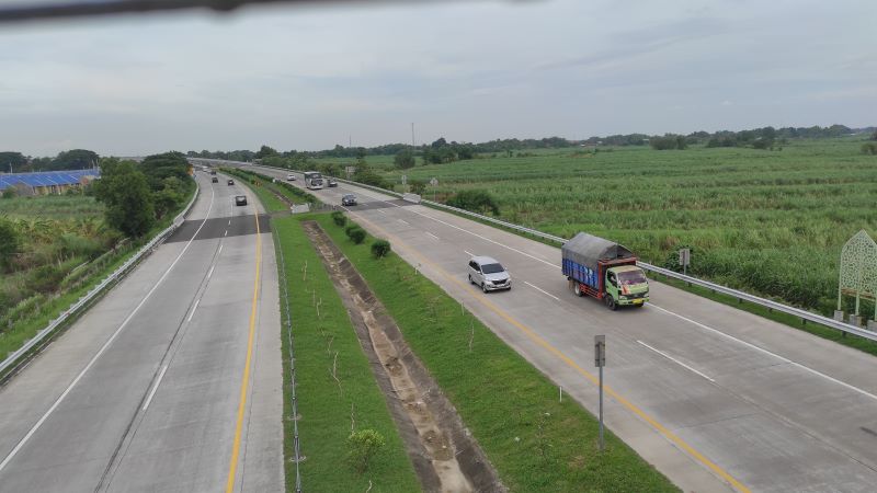 DIBATASI: Kendaraan angkutan barang melintas di tol Jombang-Mojokerto saat libur Tahun Baru 2025, Januari lalu.