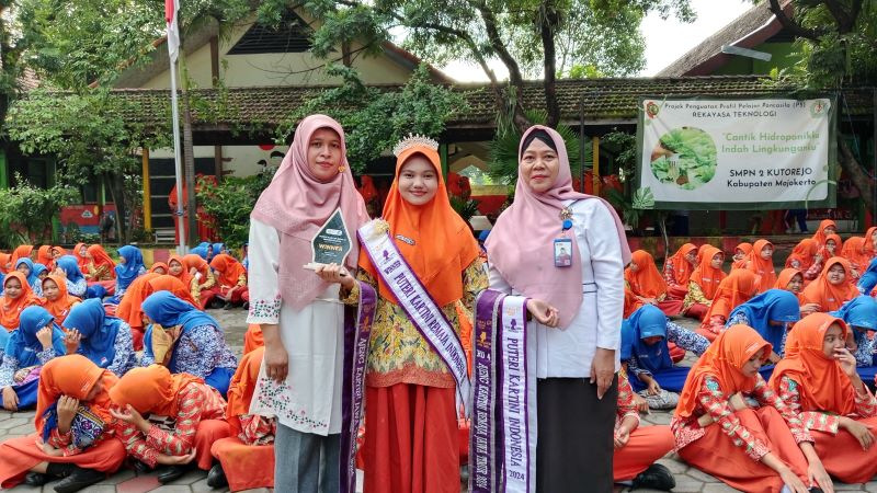 BERPRESTASI: Kepala SMPN 2 Kutorejo memberikan apresiasi pada siswa peraih juara nonakademik, akhir Februari lalu.