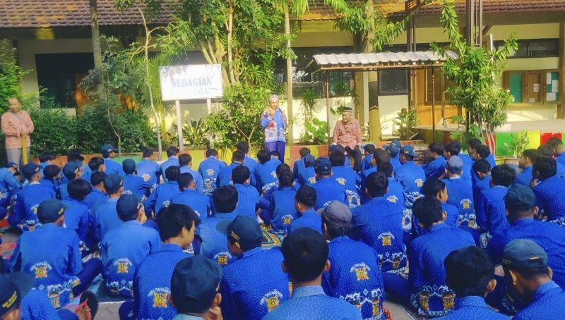 RELIGIUS: Selama Ramadan, pembiasaan budaya religi di SMPN 2 Kutorejo semakin ditingkatkan.