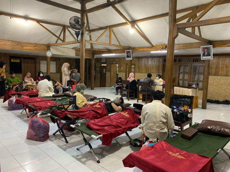 PEDULI SESAMA: Warga saat mendonorkan darahnya di Balai Desa Japan, Kecamatan Sooko, Kabupaten Mojokerto, Minggu (9/3) malam.