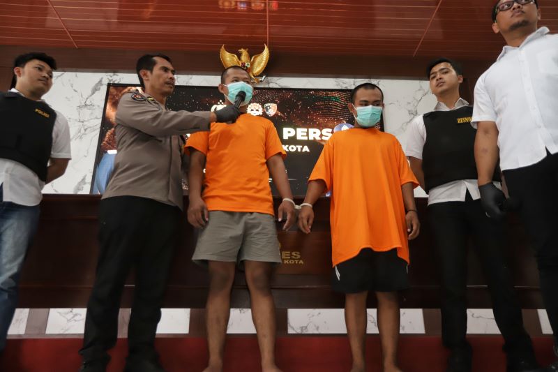 DIPROSES HUKUM: Dua tersangka sabung silat berujung maut ditahan di Mapolres Mojokerto Kota, kemarin.