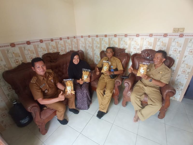 DIBANGKITKAN LAGI: Warga memamerkan produk keripik pisang bersama Camat Sooko dan Kepala Desa Gemekan kemarin.