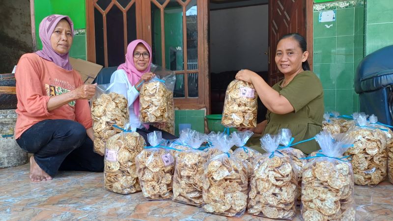 UNGGULAN: Salah satu pelaku UMKM yang berjualan keripik tempe yang ada di Dusun Balongmasin.