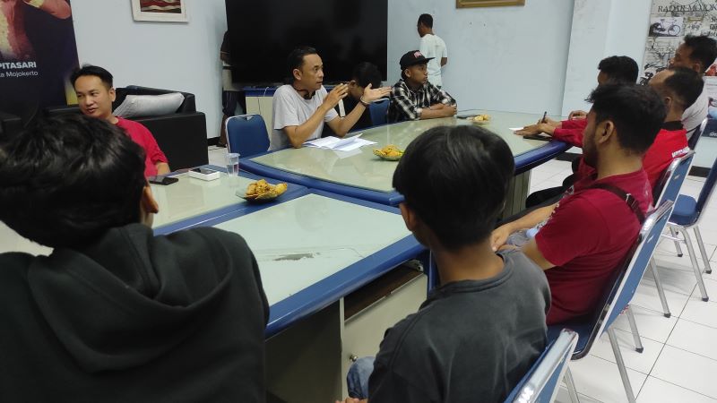 SEMANGAT: Perwakilan suporter dari tim sekolah tingkat SMP dan SMA se-Kota Mojokerto mengikuti Technical Meeting di aula Jawa Pos Radar Mojokerto, Selasa (11/3).