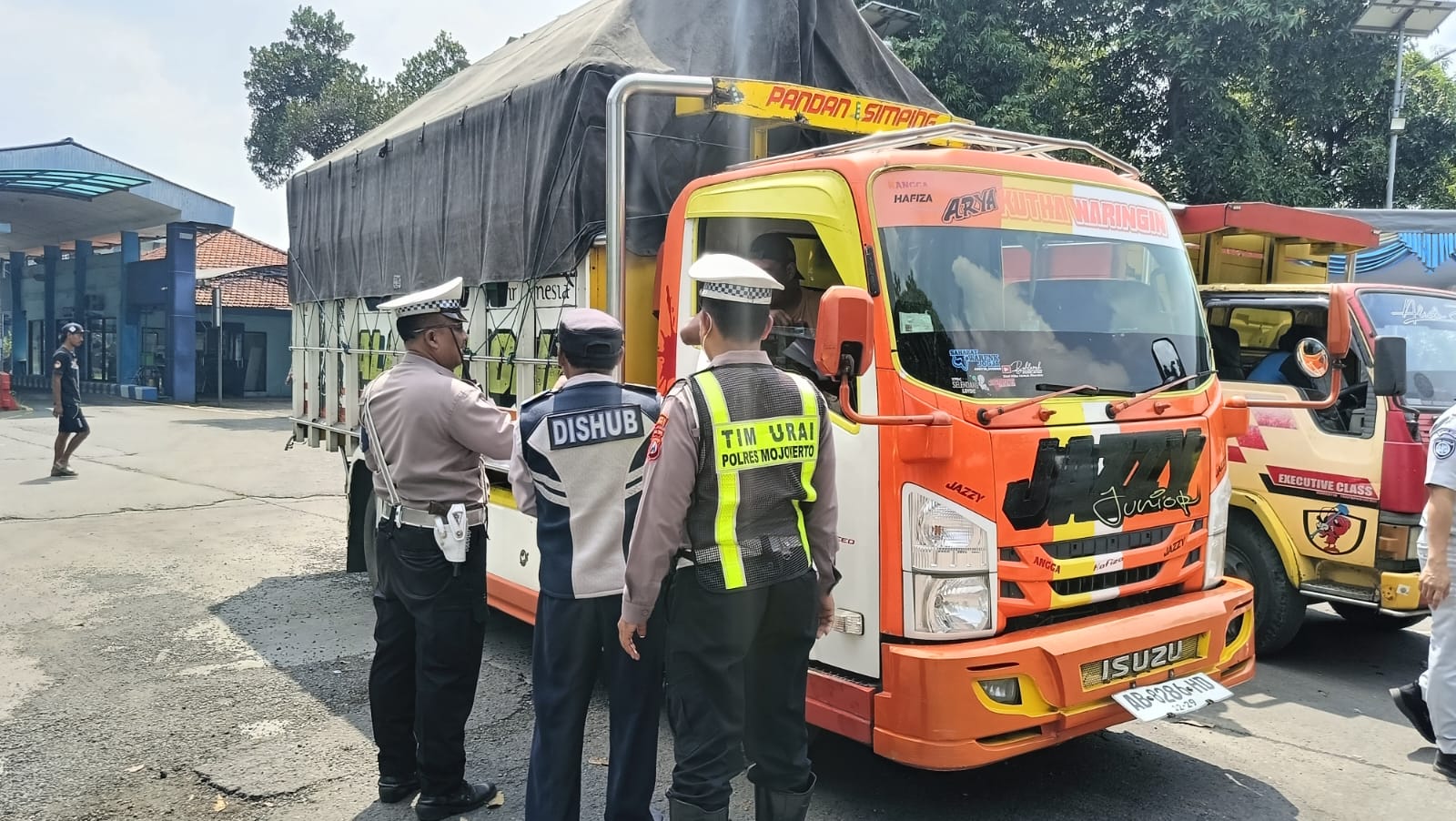 CEK KELENGKAPAN: Petugas gabungan Dishub, TNI dan Polri menggelar operasi angkutan di Jembatan Timbang UPPKB Trowulan, Kamis (13/3).