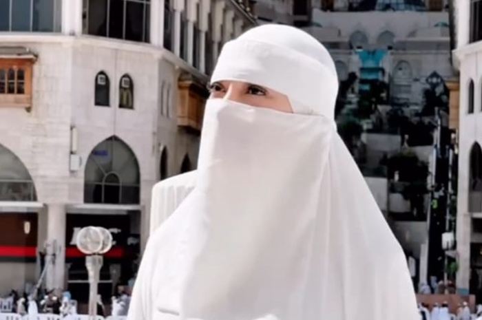 Momen Haru! Celine Evangelista Pakai Cadar Saat Umrah, Potretnya dengan Cadar Kini Curi Perhatian. sumber foto: Ig @celine_evangelista
