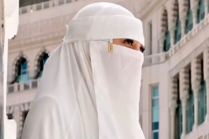 Celine Evangelista Jalani Umrah Perdana Setelah Menjadi Mualaf, Tangis Haru Iringi Perjalananya.