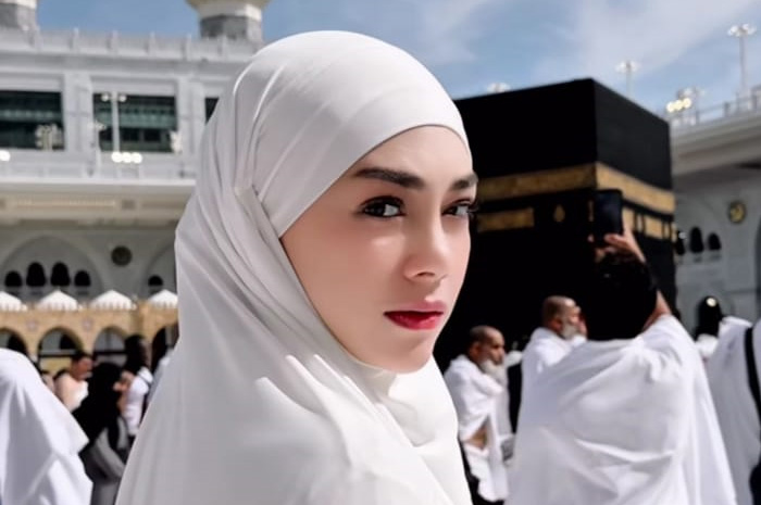 Celine Evangelista Menjalani Umroh Pertama dengan Penuh Khusyuk: Bercadar, Berjalan di Masjidil Haram, dan Tangisan Haru di Depan Ka&rsquo;bah.