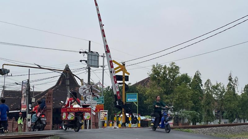 TAK BERFUNGSI: Palang pintu perlintasan kereta api sisi selatan di tanah sebidang Kelurahan Blooto, Kecamatan Prajurit Kulon, mengalami masalah, kemarin.