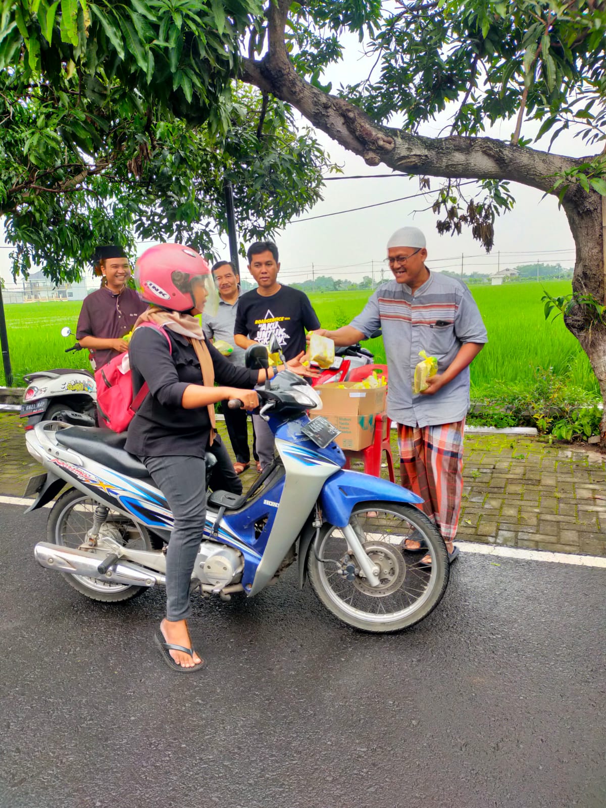 BAGI TAKJIL: GKJW Mojokerto Cajem Gunung Gedangan membagikan takjil untuk pengendara yang melintas di depan gereja, tepatnya Jalan Raya Gunung Gedangan, Kecamatan Magersari, Jumat (14/3).