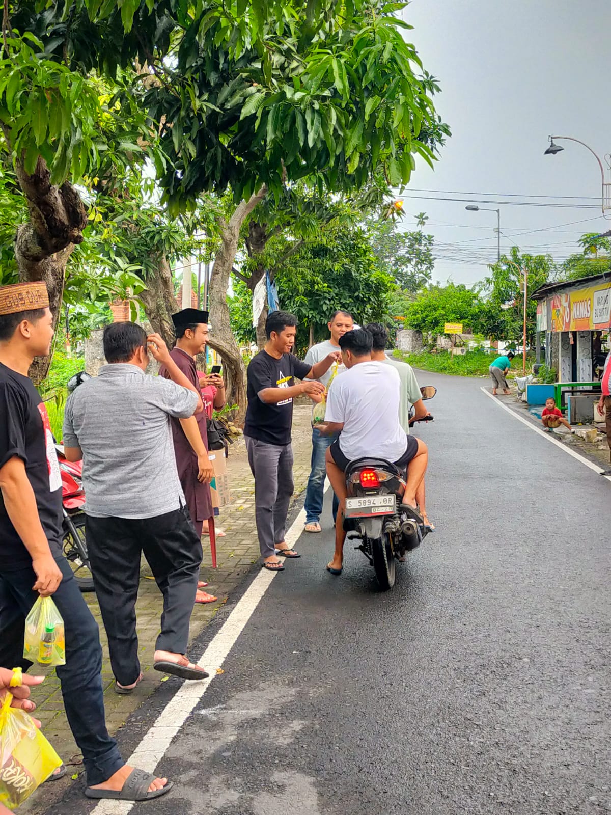 GKJW Mojokerto Cajem Gunung Gedangan membagikan takjil untuk pengendara yang melintas di depan gereja, tepatnya Jalan Raya Gunung Gedangan, Kecamatan Magersari, Jumat (14/3).