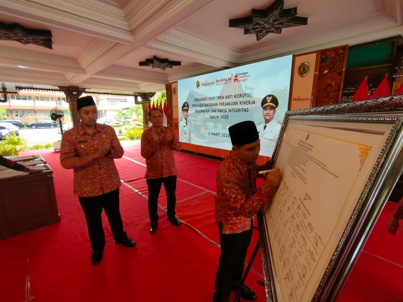TEGAS DAN KOMITMEN: Bupati Mojokerto Muhamamd Albarraa didampingi Wabup Muhammad Rizal Oktavian dan Sekdakab Mojokerto Teguh Gunarko menandatangani pakta integritas di Pendapa Graha Majatama, Pemkab .