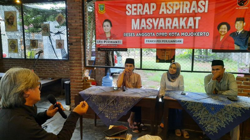 SAMPAIKAN USULAN: Anggota PWI Mojokerto saat menyampaikan aspirasi kepada Ketua DPRD Kota Mojokerto Ery Purwanti pada giat reses masa sidang pertama tahun 2025 di Kelurahan/Kecamatan Kranggan.