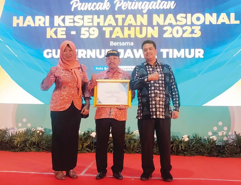 APRESIASI: Kepala Desa Balongmojo Ahmad Muslik menerima penghargaan juara 1 posyandu berprestasi tingkat Provinsi Jatim tahun 2023.