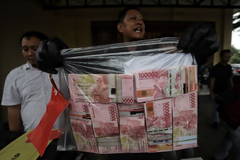 SINDIKAT: Polisi menunjukkan sejumlah barang bukti dan tersangka uang palsu saat rilis kasus, kemarin.
