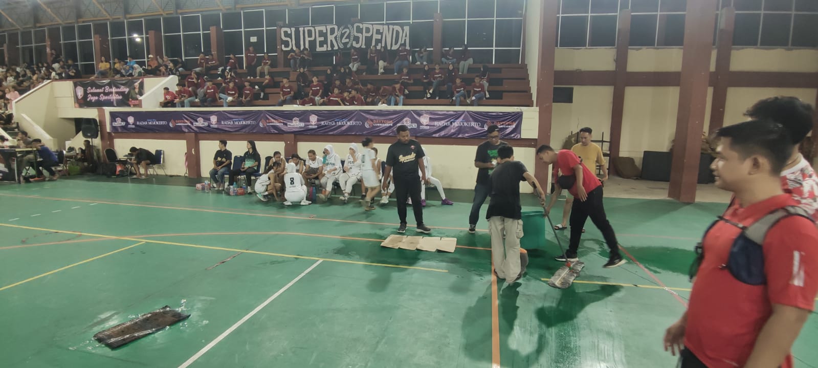 BIKIN MOLOR: Atap GOR Mojopahit milik Pemkot Mojokerto yang bocor bikin pertandingan molor.
