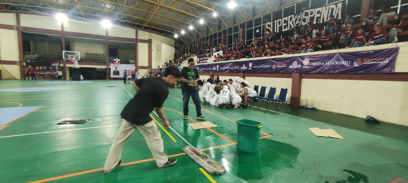 BOCOR: GOR dan Seni Mojopahit yang notabene baru saja renovasi, atapnya bocor.