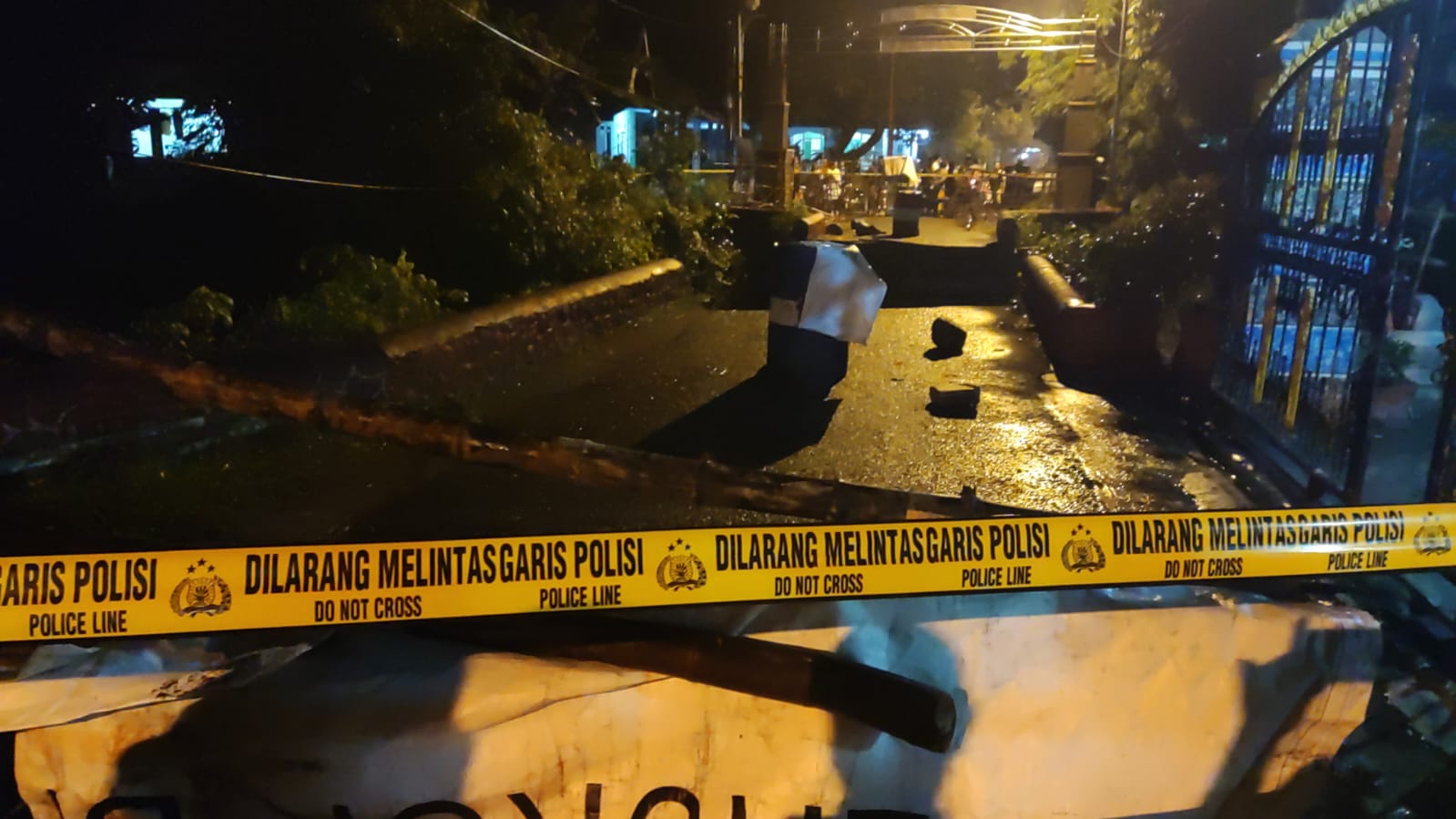 DITUTUP: Jembatan Dusun Sumberkembar di Desa Wonodadi, Kecamatan Kutorejo, ditutup sementara setelah putus tergerus debit Sungai Wonodadi, Sabtu (15/3).&nbsp;