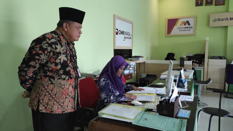 DITUTUP: Petugas haji Kemenag Kabupaten Mojokerto mengecek data calon jemaah haji yang melunasi bipih tahun 2025.