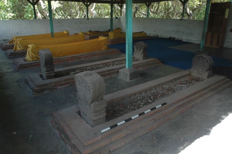 KUNO: Nisan di Situs Makam Tujuh Troloyo berpahat lafal tauhid dan bergambar surya dari masa Majapahit.