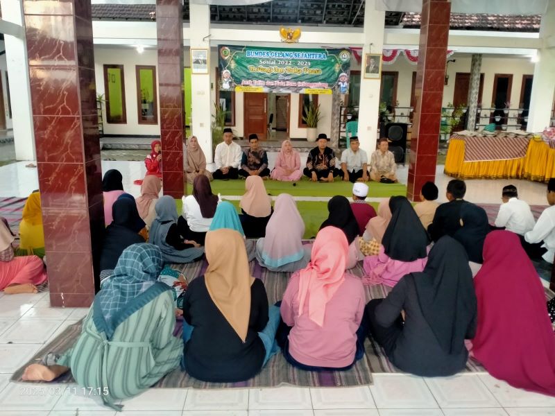 MEMBANGUN DESA: Pemdes Gebangmalang bersama BUMDes menyelenggarakan&nbsp; giat buka dan berbagi bersama anak yatim piatu saat Ramadan, Selasa (11/3).