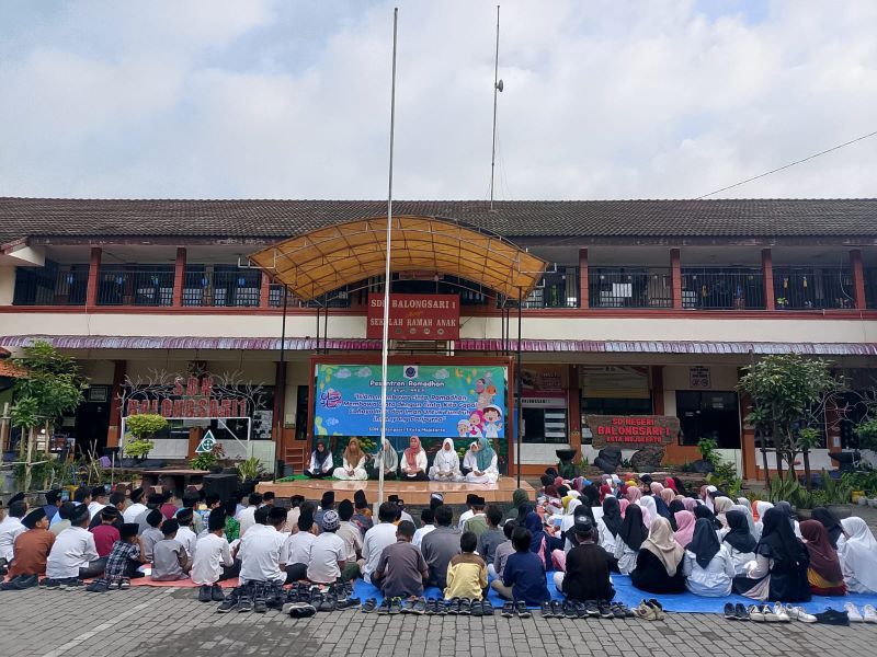 NILAI RELIGI: Siswa SDN Balongsari 1 mengikuti kegiatan pondok ramadan yang digelar selama tiga hari.&nbsp;