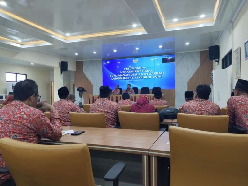 MEKANISME ANYAR: Seluruh kepala sekolah di kabupaten menyimak paparan mekanisme penyaluran tunjangan sertifikasi 2025. Minggu depan ditargetkan tunjangan tersebut bisa disalurkan ke masing-masing guru