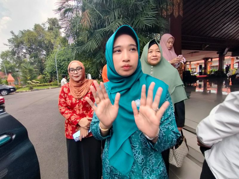 PEMERINTAH HADIR: Ketua Tim Penggerak PKK Kabupaten Mojokerto Shofiya Hanak Albarra memberikan keterangan pers terkait penanganan cepat dan tepat terhadap pelajar SD asal Kecamatan Gedeg,