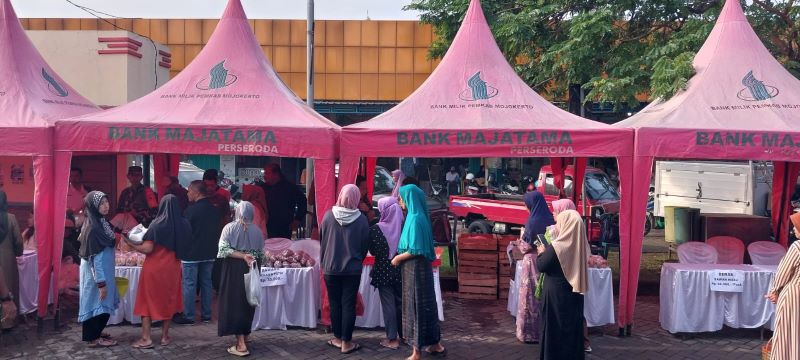 LEBIH MURAH: Operasi Pasar Ramadan Berkah di Pasar Kedungmaling, Kecamatan Sooko diserbu masyarakat, kemarin (14/3).