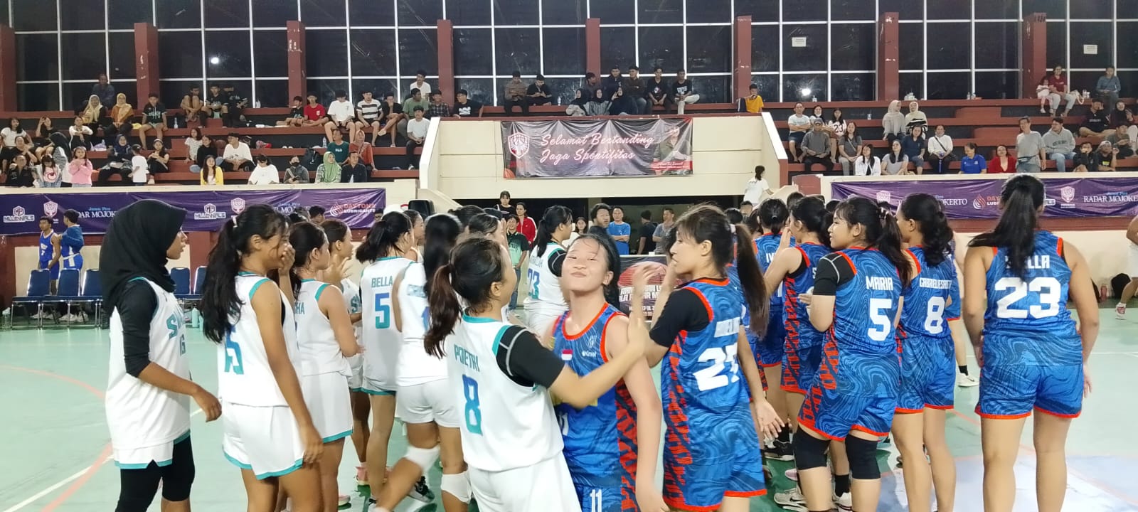 UNGGUL: Tim basket putri Kota Mojokerto (biru) bersama tim Blitar Kota selepas pertandingan berakhir, Minggu (16/3) malam.