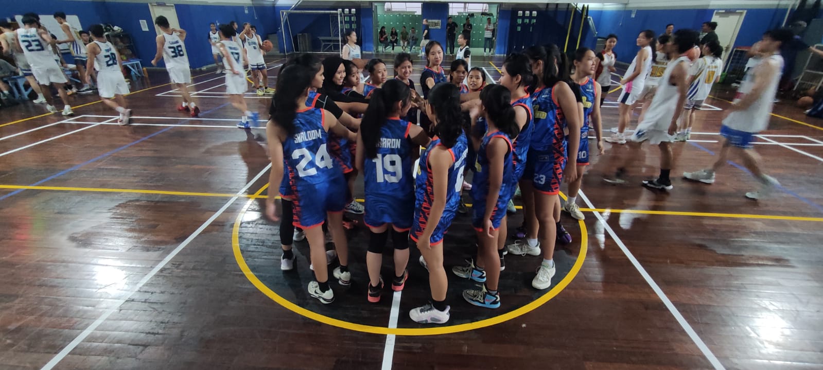 Tim basket putri Porprov Kota Mojokerto bersiap bertanding di SMA Gloria Surabaya