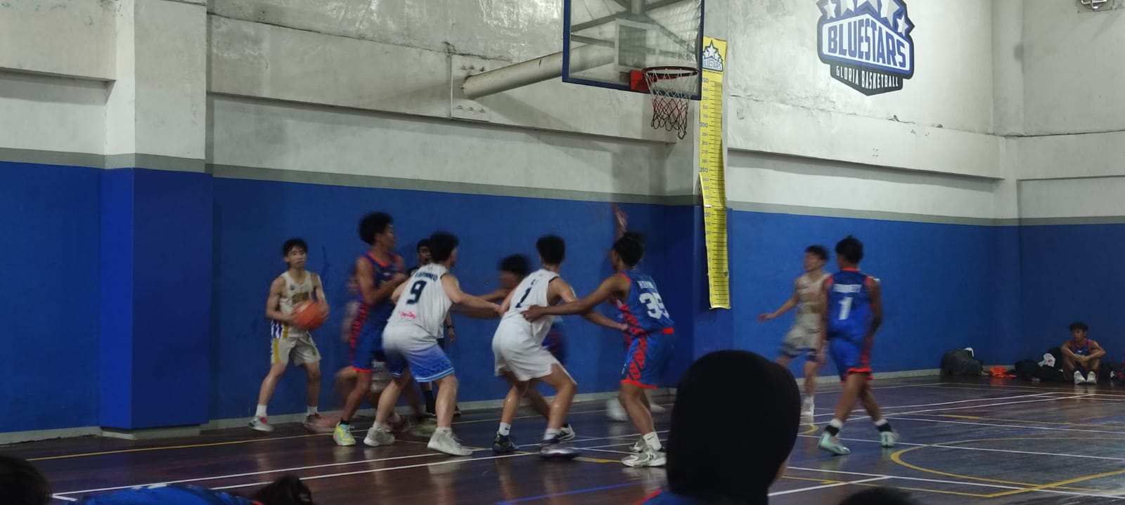LATBER: Pertandingan antara Tim basket putra Porprov Kota Mojokerto melawan Tim SMA Gloria di Surabaya, Senin (17/3).