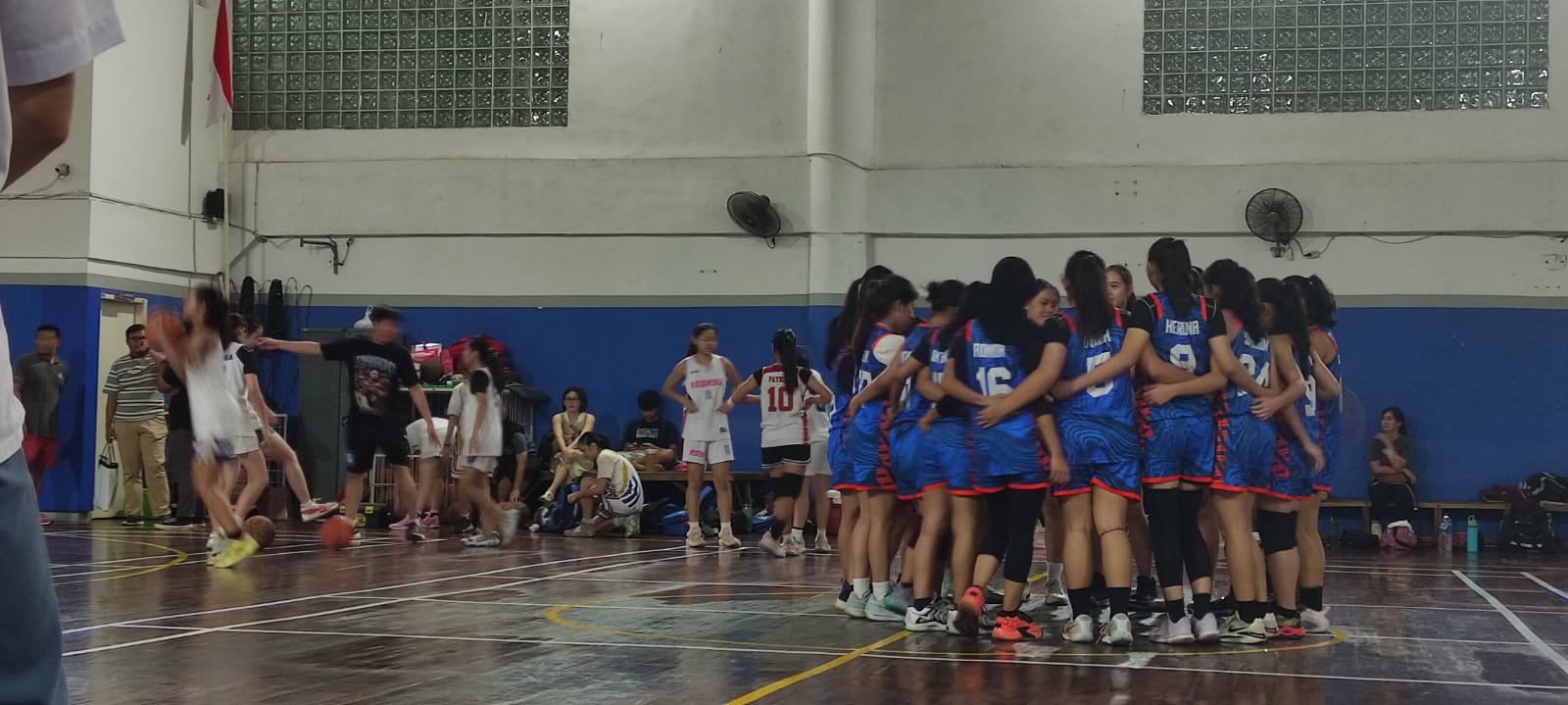 Tim basket putri Porprov Kota Mojokerto bersiap bertanding di SMA Gloria Surabaya