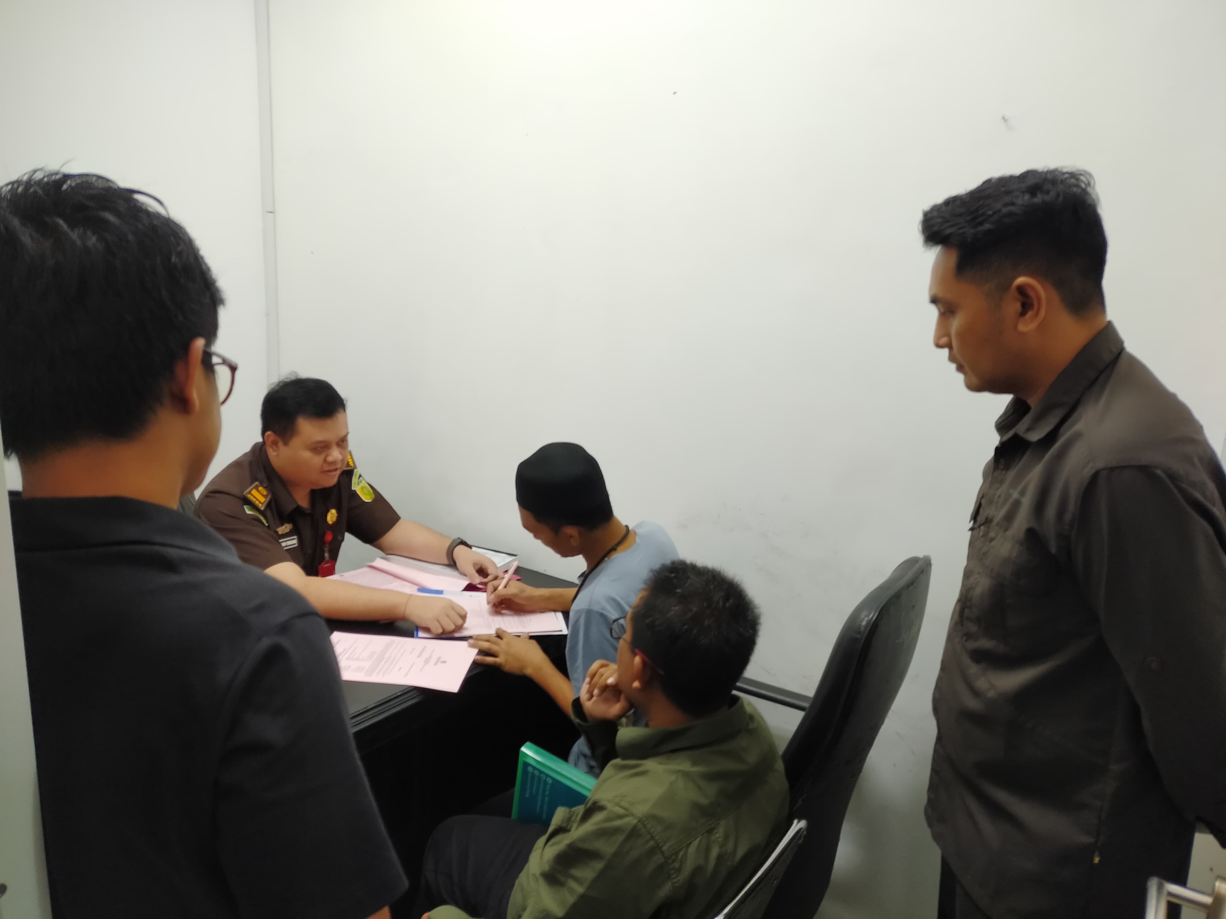 DILIMPAHKAN: Sudarwo alias Jarwo diperiksa jaksa saat pelimpahan tahap dua di kantor Kejari Kota Mojokerto, Selasa (18/3).