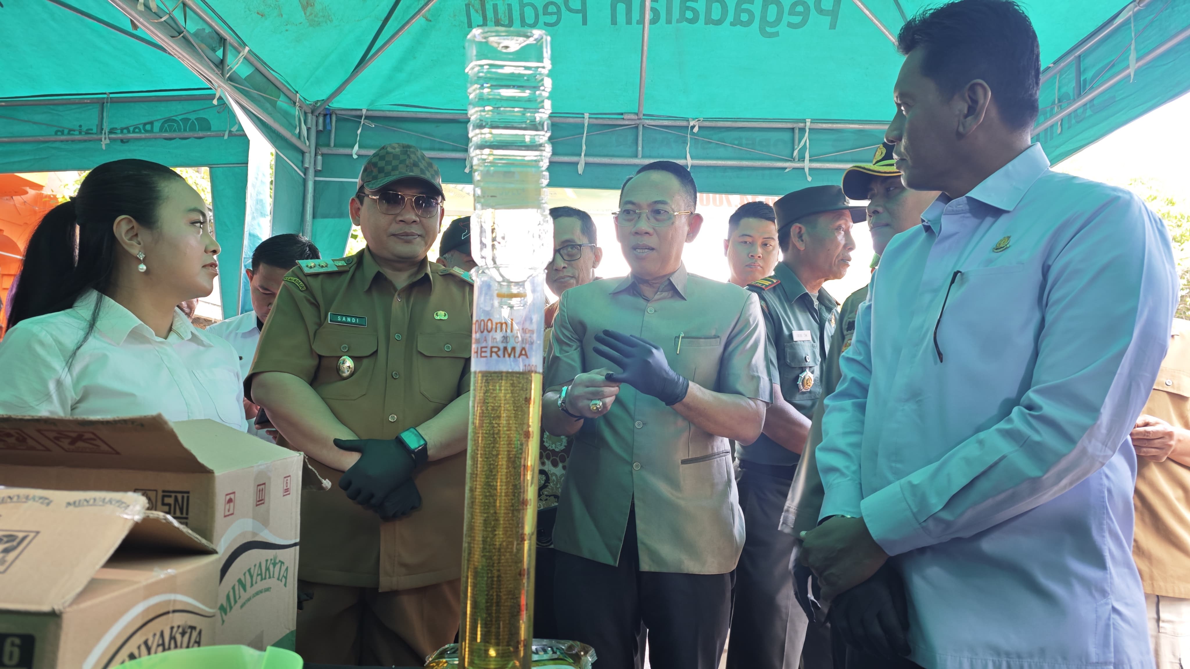 SESUAI TAKARAN: Wawali Rachman Sidharta Arisandi dan forkopimda menyatakan Minyakita milik CV Mega Setia kemasan botol 1 liter dan PT Megasurya Mas kemasan bantal 1 liter sesuai takaran, Selasa (18/3.